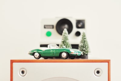 选择聚焦摄影的绿色轿车压铸模型
